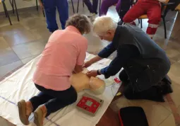 Un momento del corso organizzato dal Comitato locale di Busca della Croce Rossa Italiana per diventare operatori BLS-D, il primo del genere in provincia di Cuneo